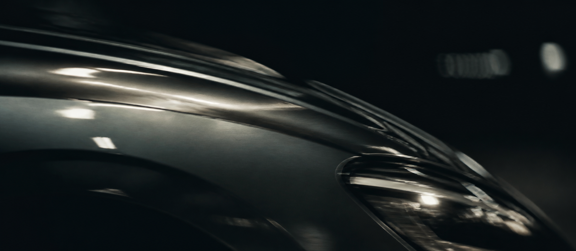 Rozostrený detail karosérie automobilu
